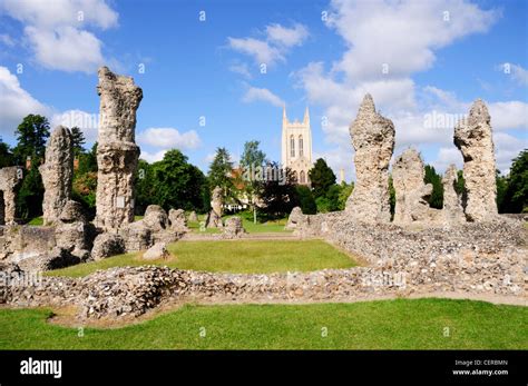 The ruins of the Abbey at Bury St Edmunds and St Edmundsbury Cathedral in the background Stock ...