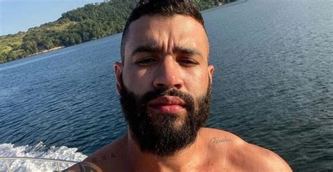 Gusttavo Lima exibe corpaço musculoso sem camisa e arranca suspiros