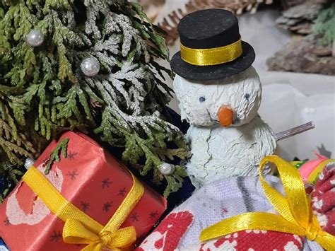 Bonhomme De Neige Sur La Neige Avec Sapin De No L Et Coffret Cadeau