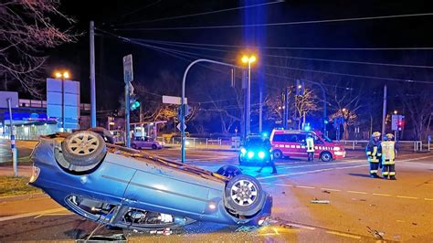 Essen Bmw Landet Nach Abbiege Unfall Auf Dem Dach