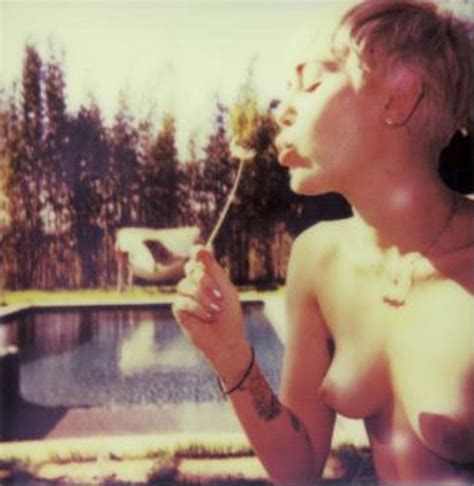 Miley Cyrus Nua Em V Magazine Behind The Scenes