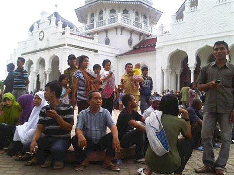 In Pics Indonesia Shaken By Quake Aftershocks Rediff News