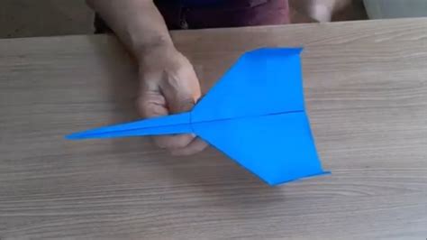 Aprenda a fazer um lindo aviãozinho de papel que voa uma distância de