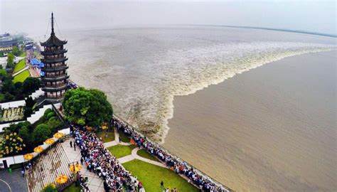 Qiantang River Tidal Bore: Photography, Best Time & Pictures