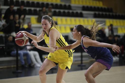 Basket Ball NF2 Le Stade Rochelais Rupella Est Dans Une Position