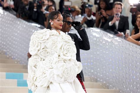 Rihanna Arrived at the 2023 Met Gala Wearing the Biggest White Flowers ...