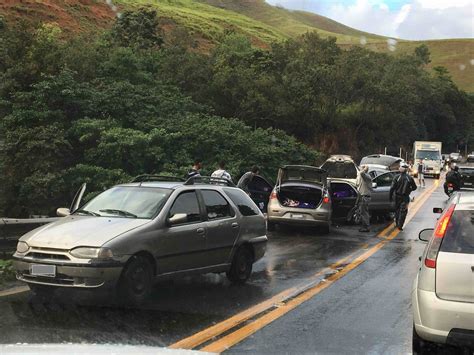 Dois Carros Batem De Frente Na Br 262 Em Viana No Es Espírito Santo