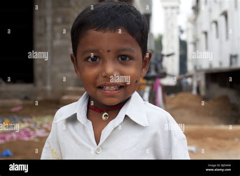 Niños india pobres fotografías e imágenes de alta resolución Página 2