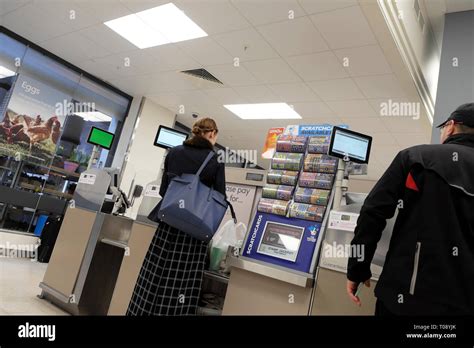 Supermarket checkout paying Fotos und Bildmaterial in hoher Auflösung