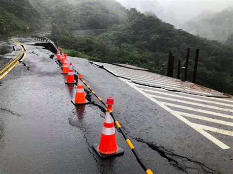 陽金公路邊坡坍方路基流失 陽明山金山雙向交通阻斷、估明上午6時單線雙向通車 Yahoo奇摩時尚美妝