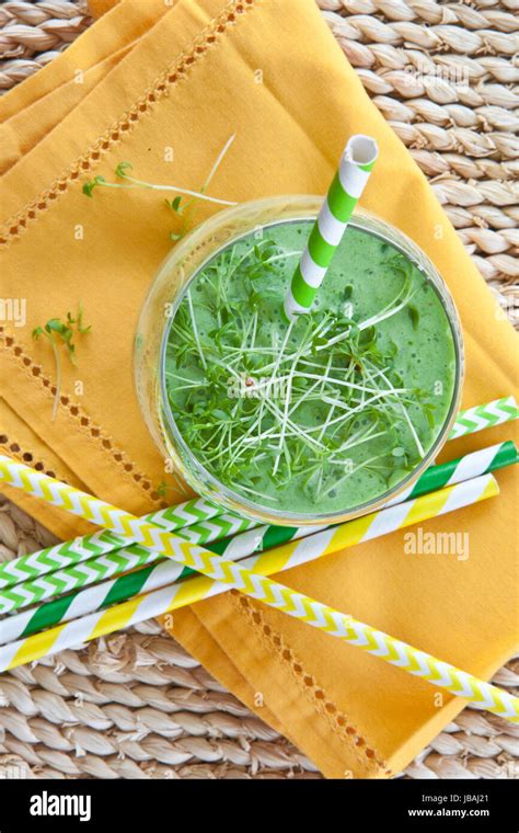 Gruener Smoothie Aus Frischem Gemuese Mit Kraeutern Stock Photo Alamy