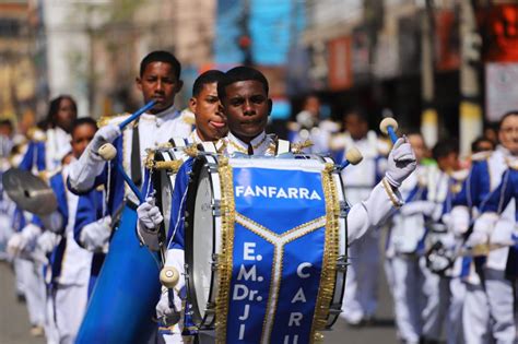 Mais De Vinte Mil Pessoas Comparecem Ao Desfile Do Bicenten Rio Da