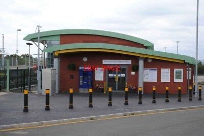 PHOTO AYLESBURY VALE PARKWAY RAILWAY STATION 2010 | eBay