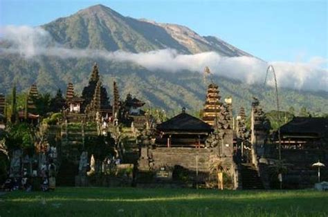 Pura Besakih Wisata Candi Di Lereng Gunung Agung Bali Lihat Fotonya