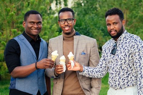 Un grupo de tres hombres negros con elegantes trajes una reunión en un