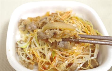 【食レポ】すき家で「赤だれ白髪ねぎ牛丼」！ 甘辛く煮た牛肉に、ブラックペッパーと赤唐辛子の刺激が加わってウマさマシマシ！ 旨辛がくせになる一品