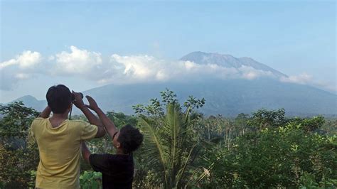 Bali Volcano Cancels Flights Stranding Thousands