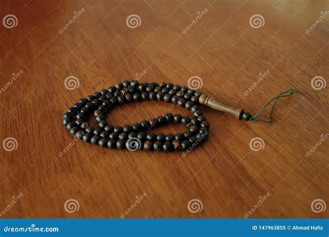 El Tasbih Isl Mico Gotea En Fondo De Madera De La Tabla Imagen De