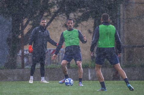 Cosenza Seduta Di Allenamento Differenziata Per Calciatori Tifo