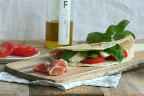 Piadina Italiaans Platbrood Met Mozzarella Tomaat En Rauwe Ham