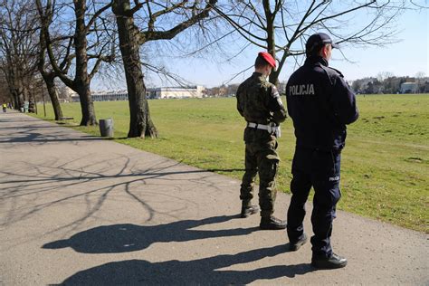 Policja i wojsko na ulicach Krakowa Tak wygląda walka z koronawirusem