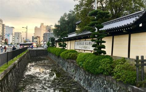 Nishi Hongan Ji Le Temple Est Entour De Hauts Murs Et Prot G S Par