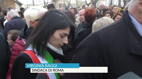 Virginia Raggi Piange Al Funerale Delle Vittime Del Crollo Delle