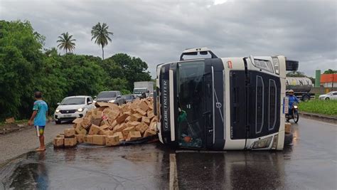 Caminh O Tomba Na Br E Causa Congestionamento