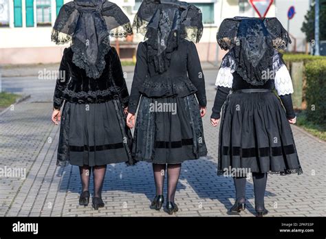 09 De Abril De 2023 Brandenburgo Burg Spreewald Mujeres Vestidas