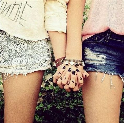 20 Fun and Creative Best Friend Photoshoot Ideas 2022