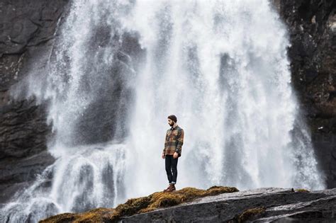 M Nnlicher Wanderer Steht Auf Einem H Gel In Der N He Eines Wasserfalls