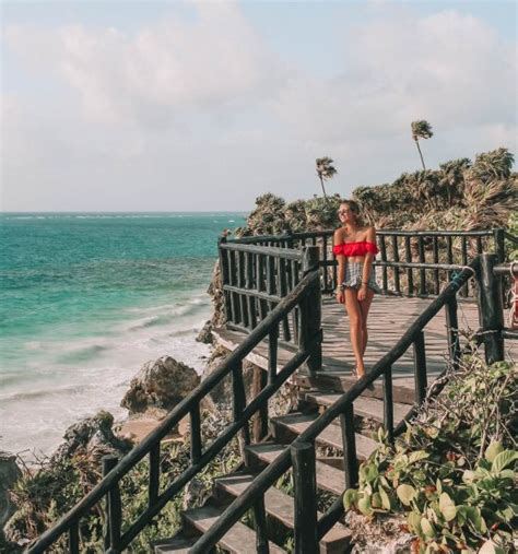 Guide to Tulum - PINK NEON LIPS