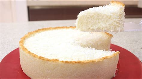 Torta de coco cremosa que é irresistível comer apenas uma pedaço só