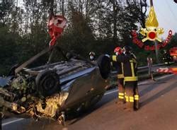 Incidente A Venegono Inferiore Auto Si Ribalta