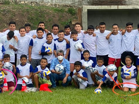 Entregan implementos deportivos a niños de Zacapa Agencia