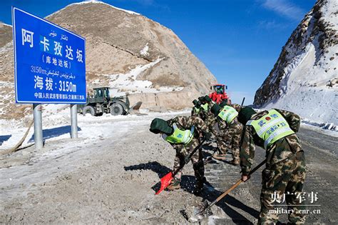 新藏线结冰致交通受阻 武警官兵鏖战6小时抢通道路 中华人民共和国国防部