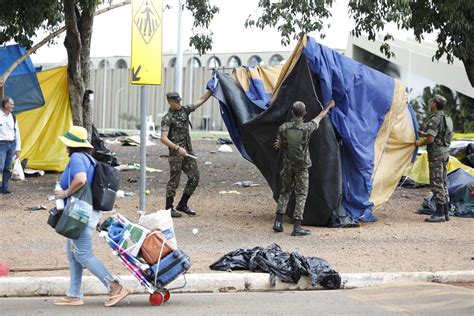 Ao Desmontar Acampamentos Estado Põe Tranca Em Porta Arrombada