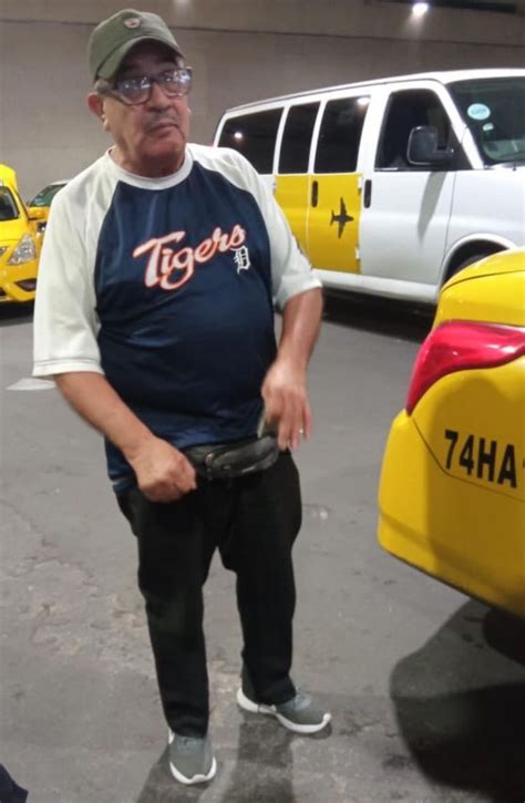 Taxista devuelve cartera con 40 mil pesos a turista que la dejó