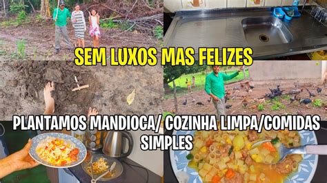 SEM LUXOS MAS FELIZES PLANTAMOS MANDIOCA COMIDAS SIMPLES E GOSTOSAS