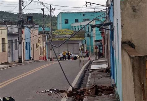 Rua é interditada após caminhão baú arrancar fiação elétrica e destruir