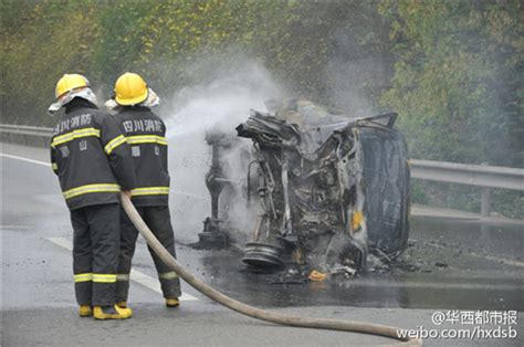 四川一面包车高速爆胎撞护栏自燃 17 3 中国日报网