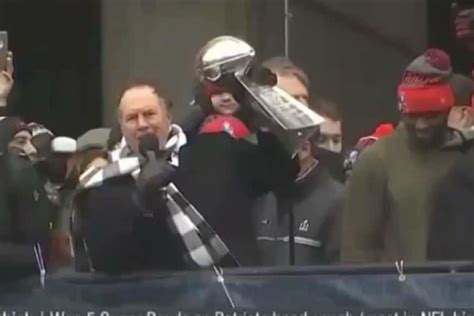 Video: Bill Belichick leads "No Days Off" chant at Super Bowl victory ...