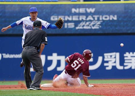 7回1死一塁、二盗成功の小郷。左は大和（撮影・島崎忠彦） ― スポニチ Sponichi Annex 野球