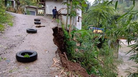 Akibat Retakan Tanah Akses Utama Jalan Penghubung Antar Desa Di