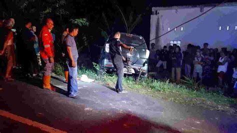 Hilang Kendali Minibus Tabrak Tembok Rumah Warga Di Banjar