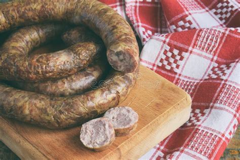 Anillo Ahumado Tradicional De La Salchicha En Un Estilo R Stico Las