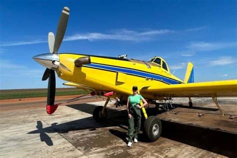 Primeira mulher brasileira a pilotar o maior avião agrícola do mundo é