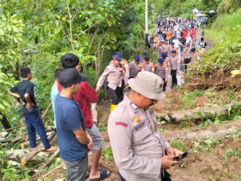 Ratusan Polisi Bantu Korban Tanah Longsor Dan Banjir Di Parangloe Malino