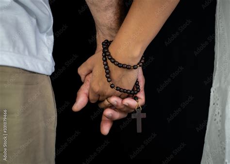 Casal Rezando O Terço - Casal de mãos dadas com terço religioso Stock Photo | Adobe Stock