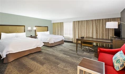 Hampton Inn Hotel Rooms in Dearborn, MI